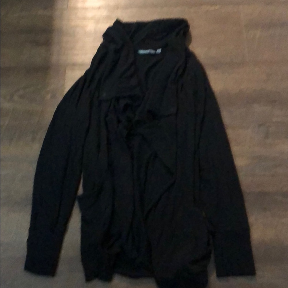 Athleta wrap with magnetic closure at top